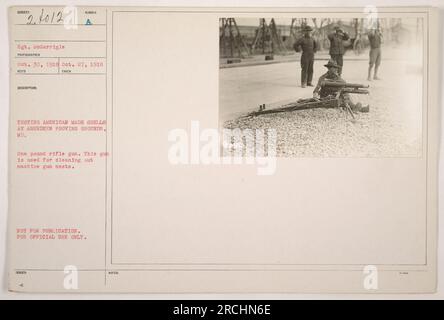 Soldato che conduceva test di proiettili di fabbricazione americana ad Aberdeen Proving Grounds, Maryland. I test includono una pistola da una libbra, utilizzata per eliminare i nidi delle mitragliatrici. Fotografia scattata il 30 ottobre 1918 dal sergente McGarrigle. Non destinato alla distribuzione pubblica, destinato esclusivamente ad uso ufficiale. Documentato come 18BUED NOTE SEMOIR. Foto Stock