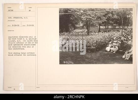 Ampio pubblico che partecipa agli impressionanti esercizi della giornata di inizio a West Point U.S. Accademia militare, N.Y. durante la prima guerra mondiale. 275 cadetti hanno ricevuto diplomi in questa occasione. Fotografia scattata da SGT. Steiniger il 10 giugno 1919, e gli assegnò il simbolo della descrizione LE ESERCITAZIONI DI LAUREA ad TENNERO LA WEST POINT U. S. MILITARY ACADEMY, N.Y. Foto Stock