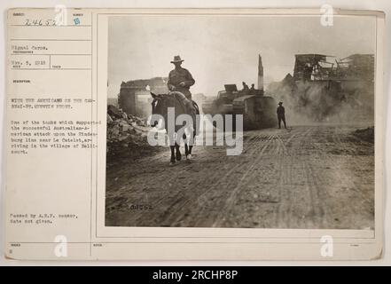 Didascalia: Carro armato americano che arriva nel villaggio di belli-Court, a supporto dell'attacco australiano-americano sulla linea Hindenburg vicino a le Catelet. Scattata durante la prima guerra mondiale, data sconosciuta. Foto del fotografo Signal Corps, numero 24652. A.E.F. Censor ha approvato. Foto Stock