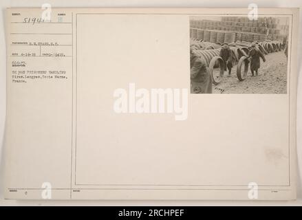 Prigionieri tedeschi di pneumatici da guerra a Langres, Haute Marne, Francia durante la prima guerra mondiale La foto è stata scattata dal fotografo P. Sears il 14 aprile 1919. L'immagine raffigura i prigionieri tedeschi che hanno il compito di maneggiare pneumatici, potenzialmente come parte del loro lavoro di riabilitazione o di lavoro. Foto Stock