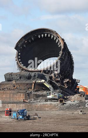 La demolizione dell'altoforno e del focolare della Redcar Steelworks, che è in fase di demolizione per far posto allo sviluppo del carbonio di Teesworks Foto Stock