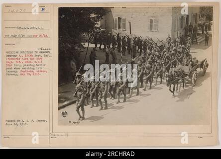 American Soldiers from Company A, 125th Regiment, Infantry (ex 31st and 33rd Regiment, Michigan National Guard) della 32nd Division. Sono visti passare un posto di frontiera mentre marciavano verso la Germania a Sentheim, Alsazia il 29 maggio 1918. La foto è stata scattata dal Sgt. A.C. Duff e approvato dall'A.E.F. Censor il 24 giugno 1918. Foto Stock