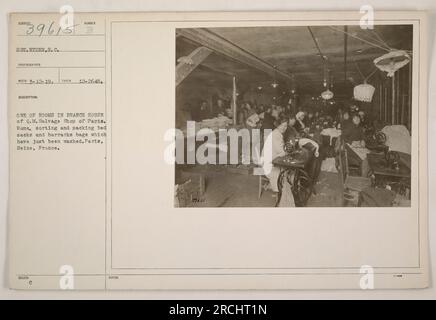 SGT. Ryden ha scattato questa foto il 12-26-19 a Parigi, in Francia. L'immagine mostra le donne che smistano e confezionano sacchi da letto e sacchetti per caserme presso la Branch House del Q.M. Salvage Shop. Questi sacchetti sono stati lavati di recente. Questa fotografia è designata 111-SC-39615 ed è stata documentata da S. C. Photographer RECT 3-12-19. Foto Stock