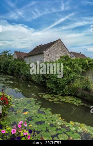 Chablis, piccola città della Borgogna, tipiche case sul fiume Foto Stock