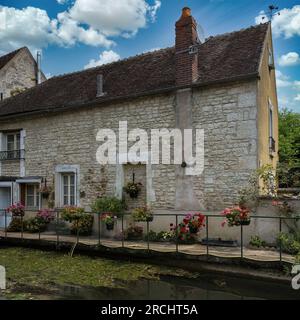 Chablis, piccola città della Borgogna, tipiche case sul fiume Foto Stock