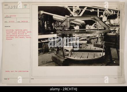 Una fotografia di una carrozza antiaerea modificata e migliorata, il modello del 1917, scattata in una fabbrica di Parigi. L'immagine mostra il carrello in produzione presso lo stabilimento di Parigi, in Francia. Questa immagine è solo per uso militare ufficiale e non deve essere pubblicata. Foto Stock