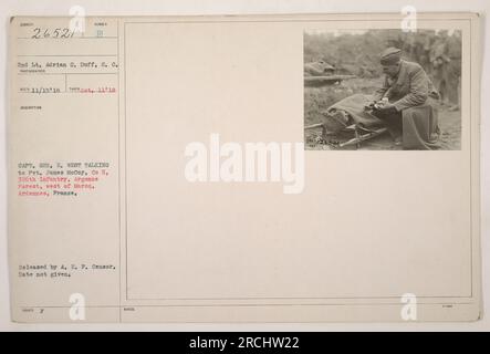 Didascalia: Capitano Geo. E. West parla con il soldato James McCoy della compagnia H, 326th Infantry in the Argonne Forest, a ovest di Maroq, Ardennes, Francia. Questa foto è stata scattata dal 2° tenente Adrian C. Duff del Signal Corps nell'ottobre 1918. È stato rilasciato dalla A.E.F. Censura, ma la data esatta è sconosciuta. Foto Stock