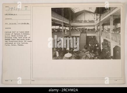 Gruppo di donne francesi impiegate nella sala di smistamento e spedizione del Number e Salvage Shop di Parigi, sotto l'accusa del capitano S. Hadaway. Circa 350 donne sono impiegate in questa fabbrica. Fotografia scattata il 26 dicembre 1918 dal fotografo S.GP. Ryden. Ubicazione: Parigi, Senna, Francia. Foto Stock