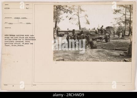 Un gruppo di autocarri equipaggiati con capstan e blocco e attrezzatura è visto tirare un cannone da 155 mm in un posto precedentemente preparato presso la Scuola di Artiglieria pesante di St. Maur Des fosse, Senna, Francia. Questa fotografia è stata scattata nel 1918 da un fotografo del Signal Corps. (Numero immagine: 13338) Foto Stock