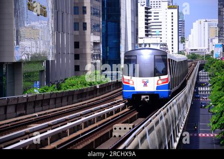 Uno Skytrain BTS arriva alla stazione di sala Daeng sulla linea Silom nel distretto di Bang Rak, Bangkok, Thailandia, Asia Foto Stock