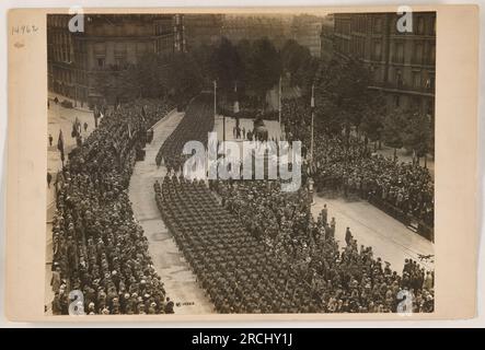 Soldati americani che partecipano alla guerra di trincea durante la prima guerra mondiale Indossano caschi per la protezione e il trasporto di fucili. I soldati stanno navigando attraverso un terreno fangoso e insidioso, mettendo le loro vite in pericolo per il loro paese. Foto Stock