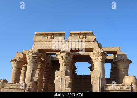 Antica storia egizia: Facciata del tempio di Kom Ombo, Assuan, Egitto Foto Stock