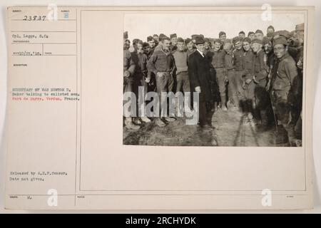 Il Segretario alla Guerra Newton D. Baker parla con uomini arruolati a Fort de Marre, Verdun, in Francia. La foto è stata scattata dal CPL. Legge del Signal Corps, e la data di rilascio non è specificata. Foto Stock