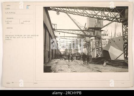 Soldati americani che scaricavano rifornimenti per l'esercito americano nel porto di le Havre, in Francia, il 25 gennaio 1919. Foto Stock