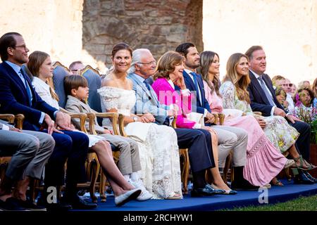 Borgholm, Svezia. 14 luglio 2023. BORGHOLM, SVEZIA - 14 LUGLIO: Re Carlo Gustavo, Regina Silvia, principi ereditari Vittoria, Principe Daniele, Principessa Estelle, Il principe Oscar, il principe Carl Philip, la principessa Sofia, la principessa Madeleine di Svezia e Chris OâNeill partecipano alla celebrazione del compleanno della principessa ereditaria a Solliden e Borgholm slot il 14 luglio 2023 a Borgholm, Svezia. Credito: Patrick van Katwijk/dpa/Alamy Live News Foto Stock