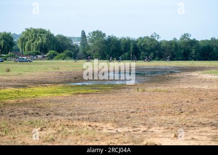 Dorney, Buckinghamshire, Regno Unito. 2 luglio 2023. Le acque alluvionali rimangono a Dorney Common con grande frustrazione degli abitanti del villaggio che vivono a Colenorton Crescent nella vicina Eton Wick. Gli abitanti del villaggio riferiscono che stanno ricevendo un "puzzo di acque reflue”, soprattutto la sera. L'acqua del Tamigi può essere scaricata nel canale Roundmoor accanto al comune; tuttavia, il monitoraggio della durata degli eventi mostra che l'ultima scarica nel canale Roundmoor è avvenuta a gennaio. Una parte dell'acqua alluvionale sta ora cominciando a calare, ma è stata particolarmente negativa nelle ultime settimane nonostante la scarsa pioggia. Credito: Maureen Foto Stock