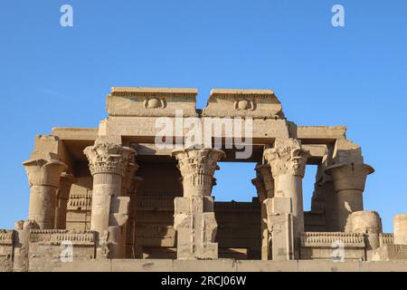 Antica storia egizia: Facciata del tempio di Kom Ombo, Assuan, Egitto Foto Stock