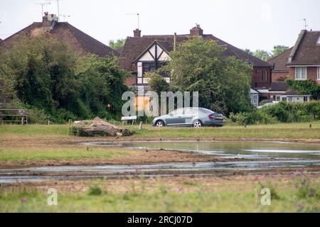 Dorney, Buckinghamshire, Regno Unito. 2 luglio 2023. Le acque alluvionali rimangono a Dorney Common con grande frustrazione degli abitanti del villaggio che vivono a Colenorton Crescent nella vicina Eton Wick. Gli abitanti del villaggio riferiscono che stanno ricevendo un "puzzo di acque reflue”, soprattutto la sera. L'acqua del Tamigi può essere scaricata nel canale Roundmoor accanto al comune; tuttavia, il monitoraggio della durata degli eventi mostra che l'ultima scarica nel canale Roundmoor è avvenuta a gennaio. Una parte dell'acqua alluvionale sta ora cominciando a calare, ma è stata particolarmente negativa nelle ultime settimane nonostante la scarsa pioggia. Credito: Maureen Foto Stock