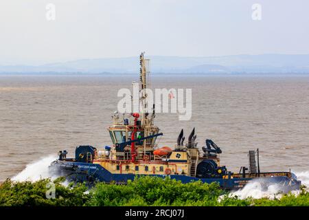 Onda di prua che colpisce Svitzer Hawk Foto Stock