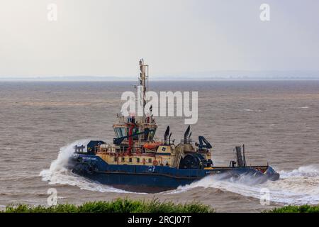 Onda di prua che colpisce Svitzer Hawk Foto Stock