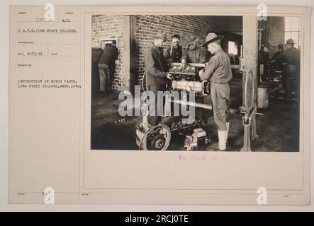 Soldati che ricevono istruzioni in parti motorie all'Iowa State College di Ames, Iowa durante la prima guerra mondiale Questa foto fa parte della collezione di attività militari americane durante la guerra. [Note aggiuntive relative a soggetto, fotografo e data di ricezione fornite.] Foto Stock