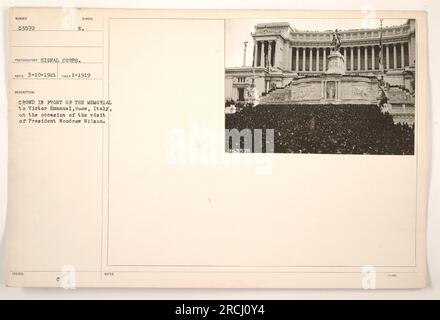 La folla si è riunita a Roma, in Italia, di fronte al monumento a Victor Emanuel. La folla sta aspettando la visita del presidente Woodrow Wilson. Questa foto è stata scattata nel gennaio 1919 dal fotografo del Signal Corps. Le didascalie includono il numero della foto (53570), il simbolo del fotografo (E. RECO), la data di emissione del 10 marzo 1921 e un numero di riferimento (9245570 1-1400). Foto Stock