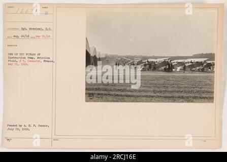 Soldati addestrati all'Aviation Field #3, Instruction Camp, Issoudon, Francia il 21 maggio 1918. La fotografia, scattata dal sergente Moscioni, mostra uno dei campi di addestramento del campo. Questa immagine è stata approvata dall'A. E. P. Censor il 29 luglio 1918. Foto Stock