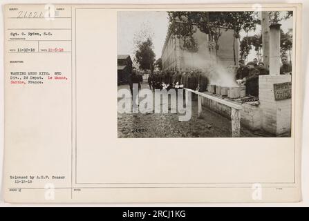 Soldier Sgt. G. Ryden è visto in questa immagine, datata 6 ottobre 1918, lavando i kit di pasticceria presso il 2nd Depot della 83rd Division a le Mans, Sarthe, Francia durante la prima guerra mondiale Questa fotografia è stata rilasciata dall'A.E.P. Censura il 15 novembre 1918. Foto Stock