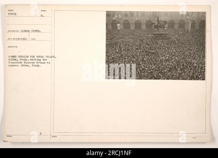 La folla si riunì fuori dal Palazzo reale di Milano, in Italia, in attesa della comparsa del presidente Woodrow Wilson. La fotografia, scattata dal Signal Corps, mostra un grande gruppo di persone in ansia in attesa dell'arrivo del presidente. Questo evento si è svolto a Milano, in Italia, e la fotografia è stata ricevuta il 19 febbraio 1921, accompagnata da note e un simbolo descrittivo. Foto Stock