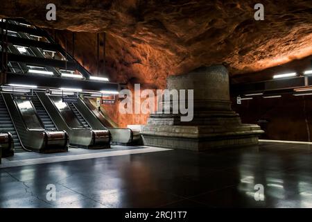 STOCCOLMA, SVEZIA - 27 GIUGNO 2016: Queste sono le scale mobili della stazione della metropolitana Radhuset. Foto Stock