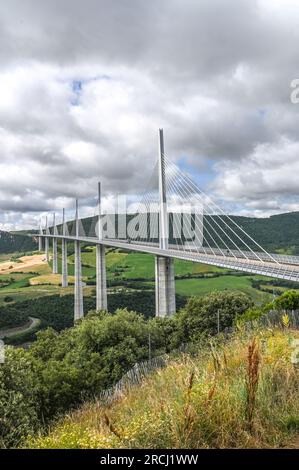 Il viadotto di Millau dell'autostrada A75 che attraversa la valle del Tarn in Occitanie, Francia Foto Stock