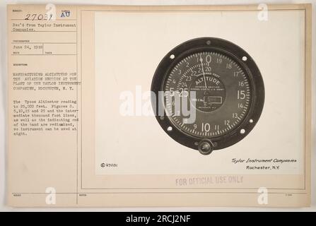Lavoratori della Taylor Instrument Companies di Rochester, NY, che fabbricano altimetri per la sezione aeronautica durante la prima guerra mondiale Gli altimetri erano in grado di leggere fino a 25.000 piedi, con contrassegni riumizzati per l'uso notturno. L'immagine mostra vari modelli di altimetro e parti su un tavolo di lavoro. Foto Stock
