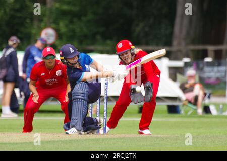 York, 11 luglio 2023. Grace Hall batté per i Northern Diamonds contro i Thunder in un Rachael Heyhoe Flint Trophy match a York CC. Crediti: Colin Edwards Foto Stock