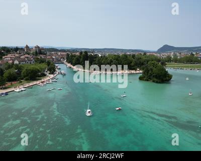 Barche sul porto di Annecy France e drone sul lungomare, aereo Foto Stock