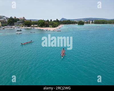 Canoe sul lago Anncey Francia drone, aereo Foto Stock