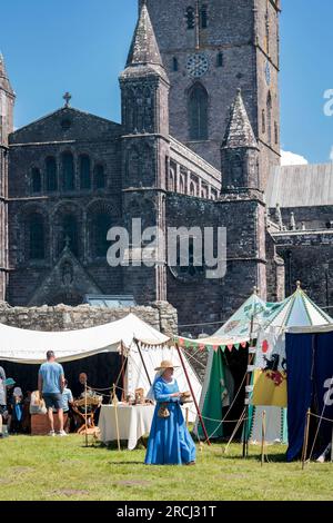 Freeman di Gwent gruppo di rievocazione al St Davids Bishops Palace Pembrokeshire Foto Stock