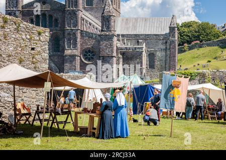 Freeman di Gwent gruppo di rievocazione al St Davids Bishops Palace Pembrokeshire Foto Stock