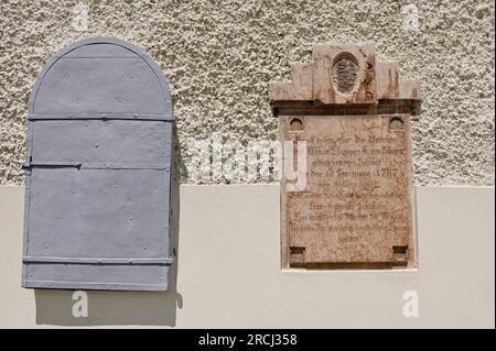 Artstetten, bassa Austria, Austria. 5 luglio 2023. Chiesa di S.. James il Vecchio. Tavoletta di pietra con un'iscrizione sulla parete esterna della chiesa Foto Stock