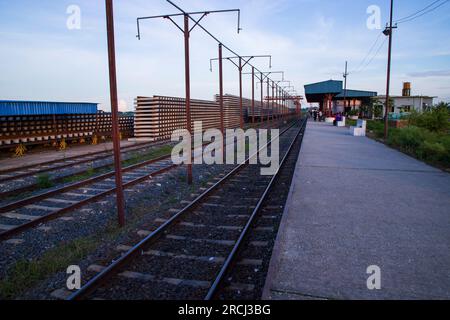 4 luglio 2023, Vanga, Faridpur, Bangladesh. Stazione ferroviaria di Vanga Foto Stock