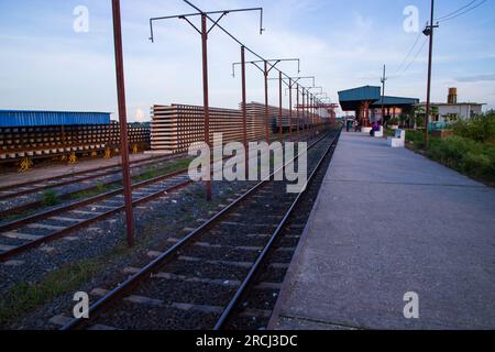 4 luglio 2023, Vanga, Faridpur, Bangladesh. Stazione ferroviaria di Vanga Foto Stock