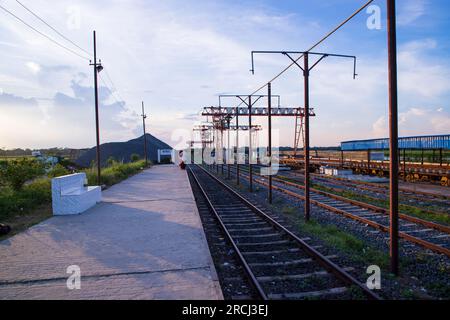 4 luglio 2023, Vanga, Faridpur, Bangladesh. Stazione ferroviaria di Vanga Foto Stock