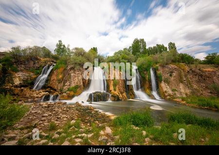 La cascata di Muradiye, che si trova sull'autostrada Van - Dogubeyazit, una meraviglia naturale spesso visitata dai turisti a Van, in Turchia Foto Stock