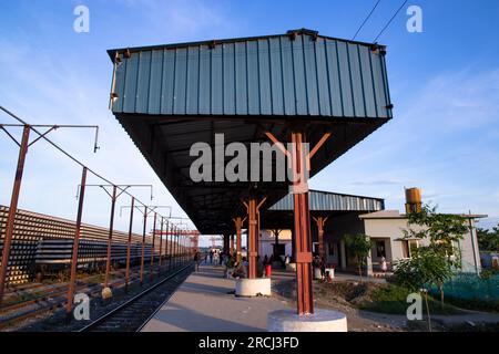 4 luglio 2023, Vanga, Faridpur, Bangladesh. Stazione ferroviaria di Vanga Foto Stock