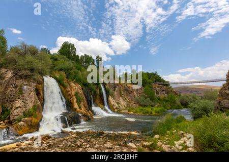 La cascata di Muradiye, che si trova sull'autostrada Van - Dogubeyazit, una meraviglia naturale spesso visitata dai turisti a Van, in Turchia Foto Stock