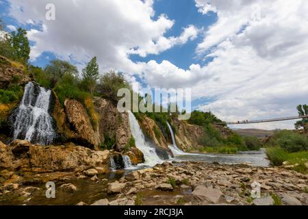 La cascata di Muradiye, che si trova sull'autostrada Van - Dogubeyazit, una meraviglia naturale spesso visitata dai turisti a Van, in Turchia Foto Stock