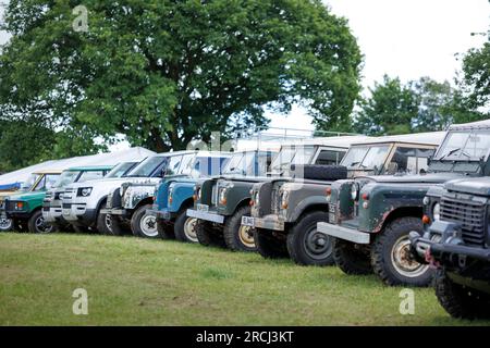 Una fila di Land Rover al Neath Steam and Vintage show Neath and Port Talbot Wales Foto Stock