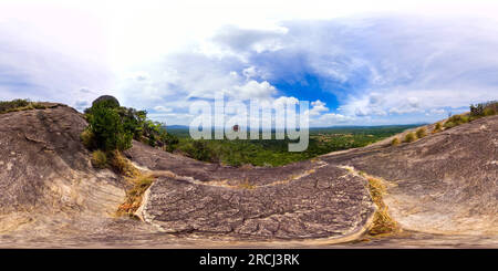 Visualizzazione panoramica a 360 gradi di Vista del sito turistico di Sigiriya Rock dalla roccia di Pidurangala nello Sri Lanka. VR panoramica a 360 gradi.