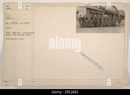 "La forza di yard Master del 21st Grand Division Transportation Corps a Camp Pullman, Francia, catturata in questa immagine scattata il 2 febbraio 1918. Questa fotografia mostra le donne di WOMBER 60801 nei loro ruoli all'interno del corpo. Si noti che l'immagine è contrassegnata dall'etichetta "Symbol B 21st" (simbolo B 21°). Il fotografo ha ricevuto l'immagine il 15 luglio 1919, ed è designato solo per uso ufficiale." Foto Stock