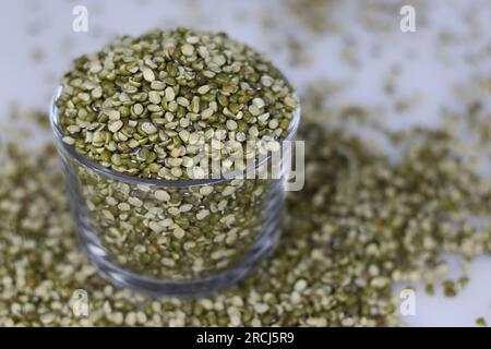 I fagioli mung divisi con la pelle sono legumi, con la pelle verde. È nota anche come Vigna radiata. È altamente nutriente con proteine, antiossidanti, phyton Foto Stock
