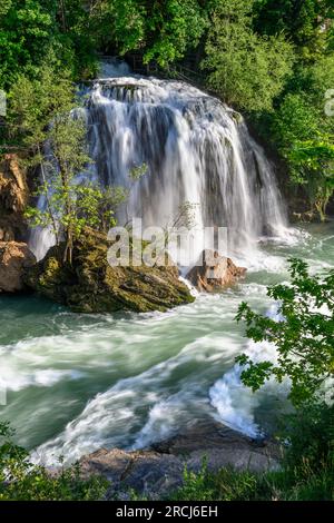 La cascata di Hrvoje (Slap Hrvoje in croato) nel villaggio di Rastoke a Slunj -Slapovi alla confluenza dei fiumi Slunjcica e Korana, Ras Foto Stock
